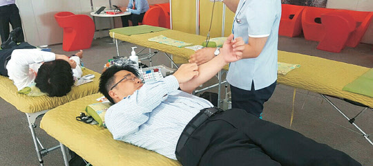 17일 서울 장교동 한화빌딩 본사에서 한화시스템 임직원들이 '사랑의 헌혈' 행사에 참여하고 있다.    한화시스템 제공